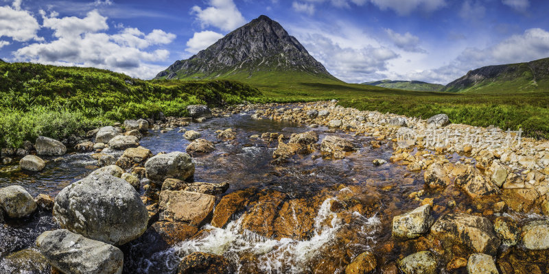 苏格兰格伦Coe Buachaille Etive Mor标志性的高地山全景